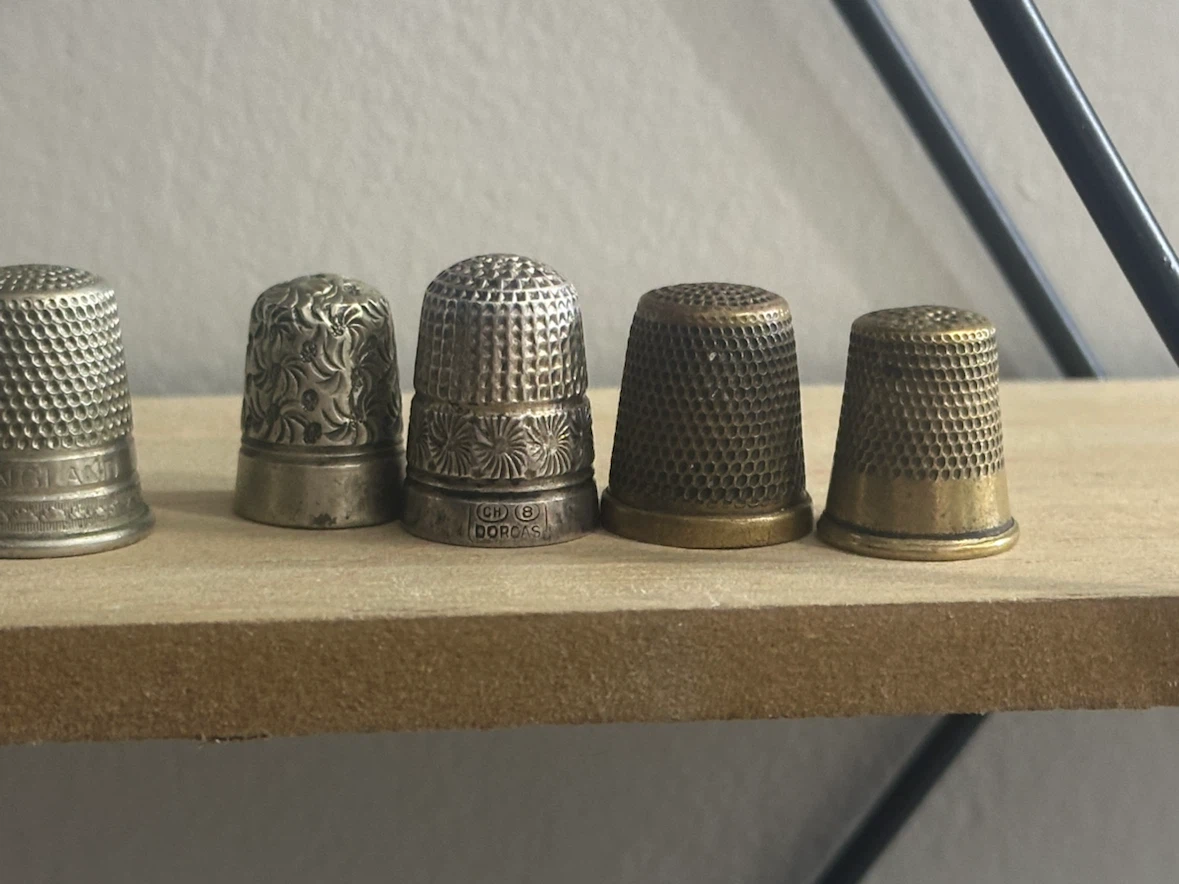 13 Antique & Vintage Sewing Thimbles Michigan Sunbeam - photo 2