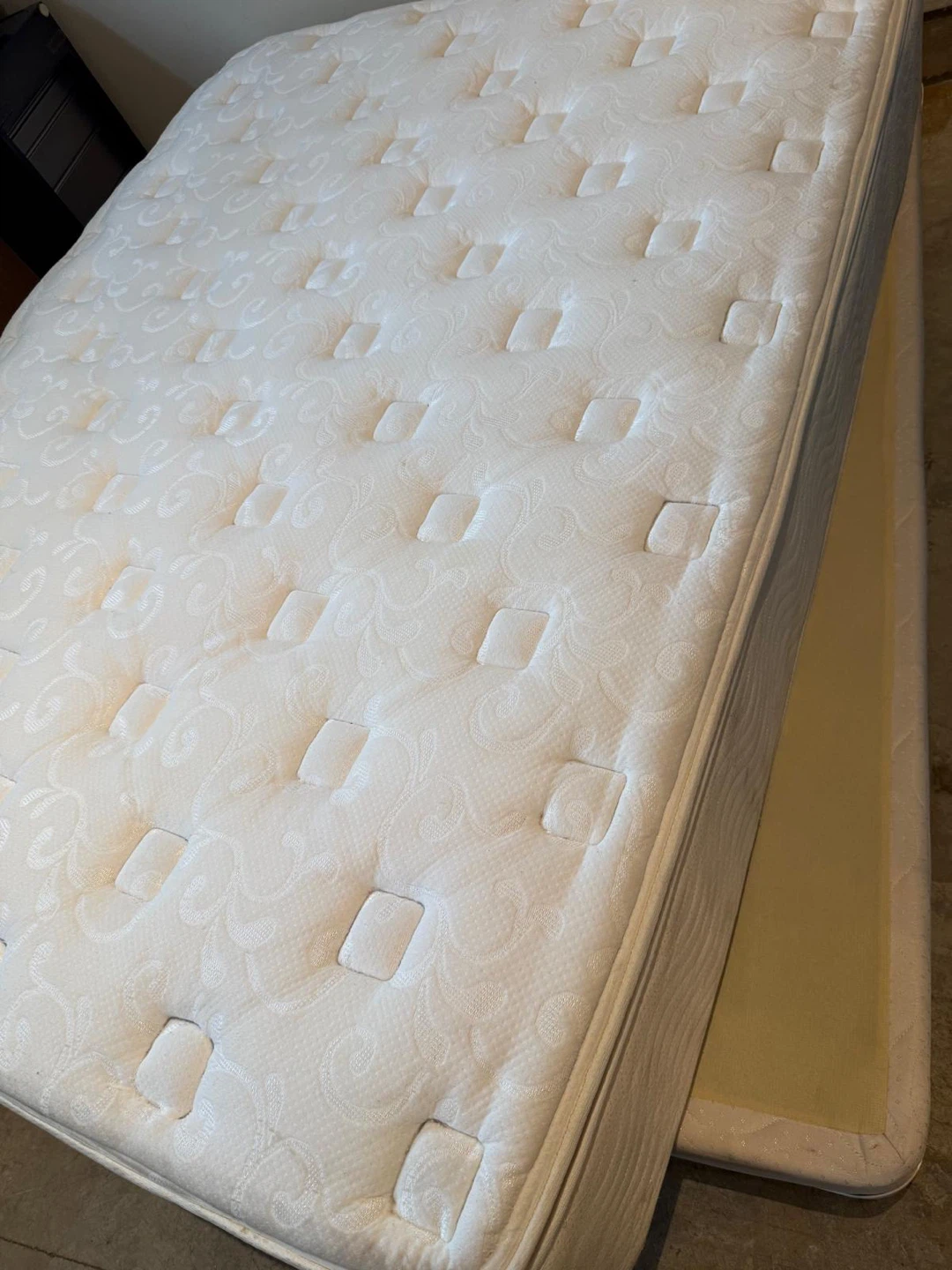 Mattress Queen sz & box spring - photo 3