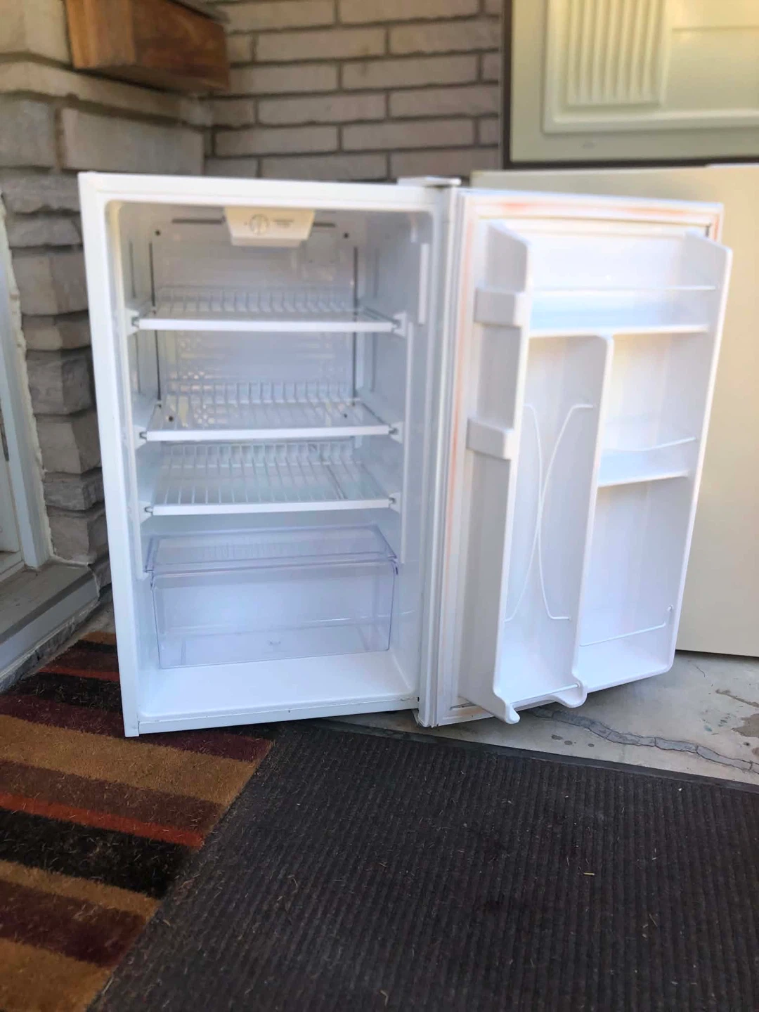 Moffat Compact Refrigerator - photo 2