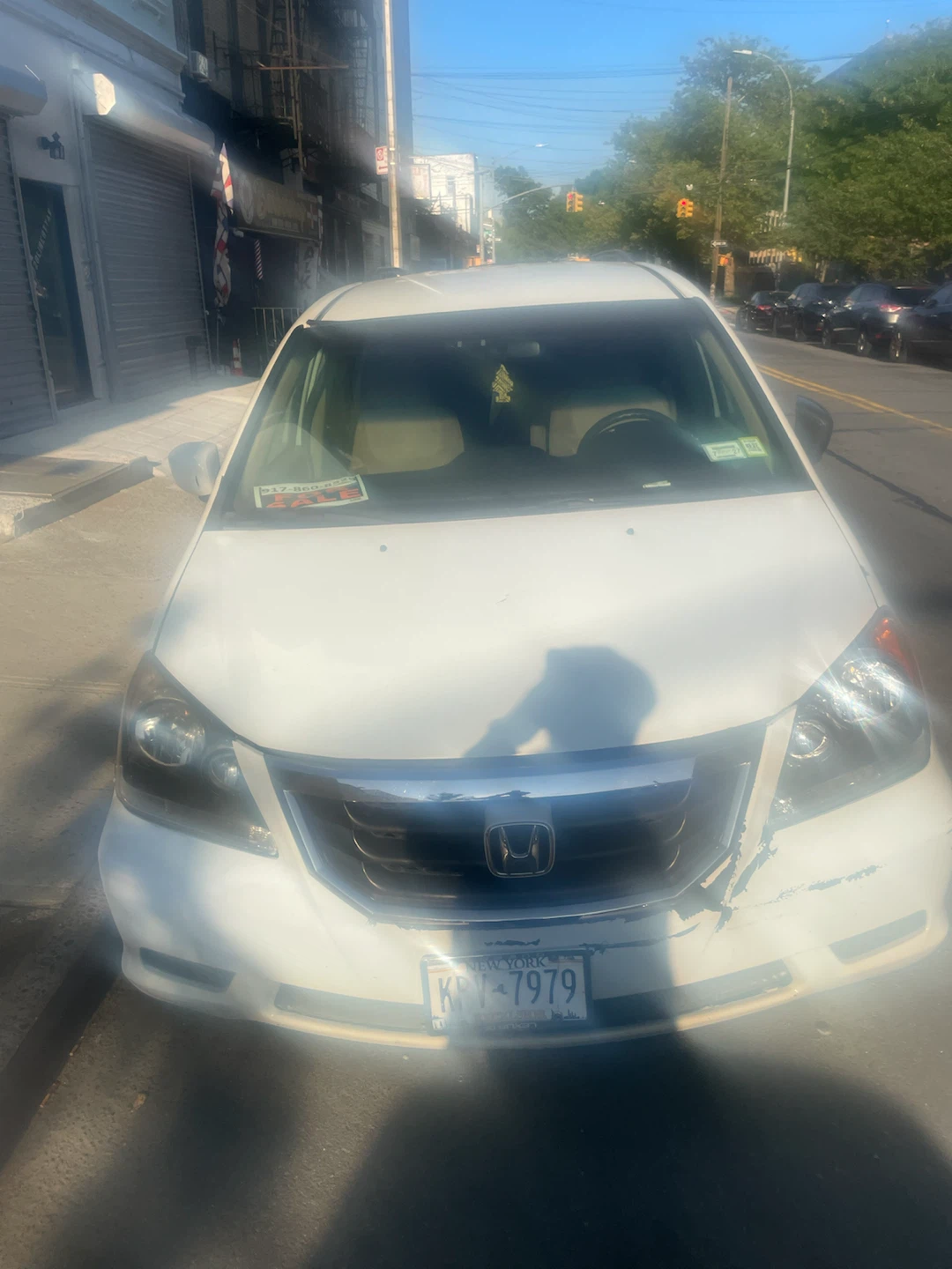 White Honda Odyssey Minivan - photo 2