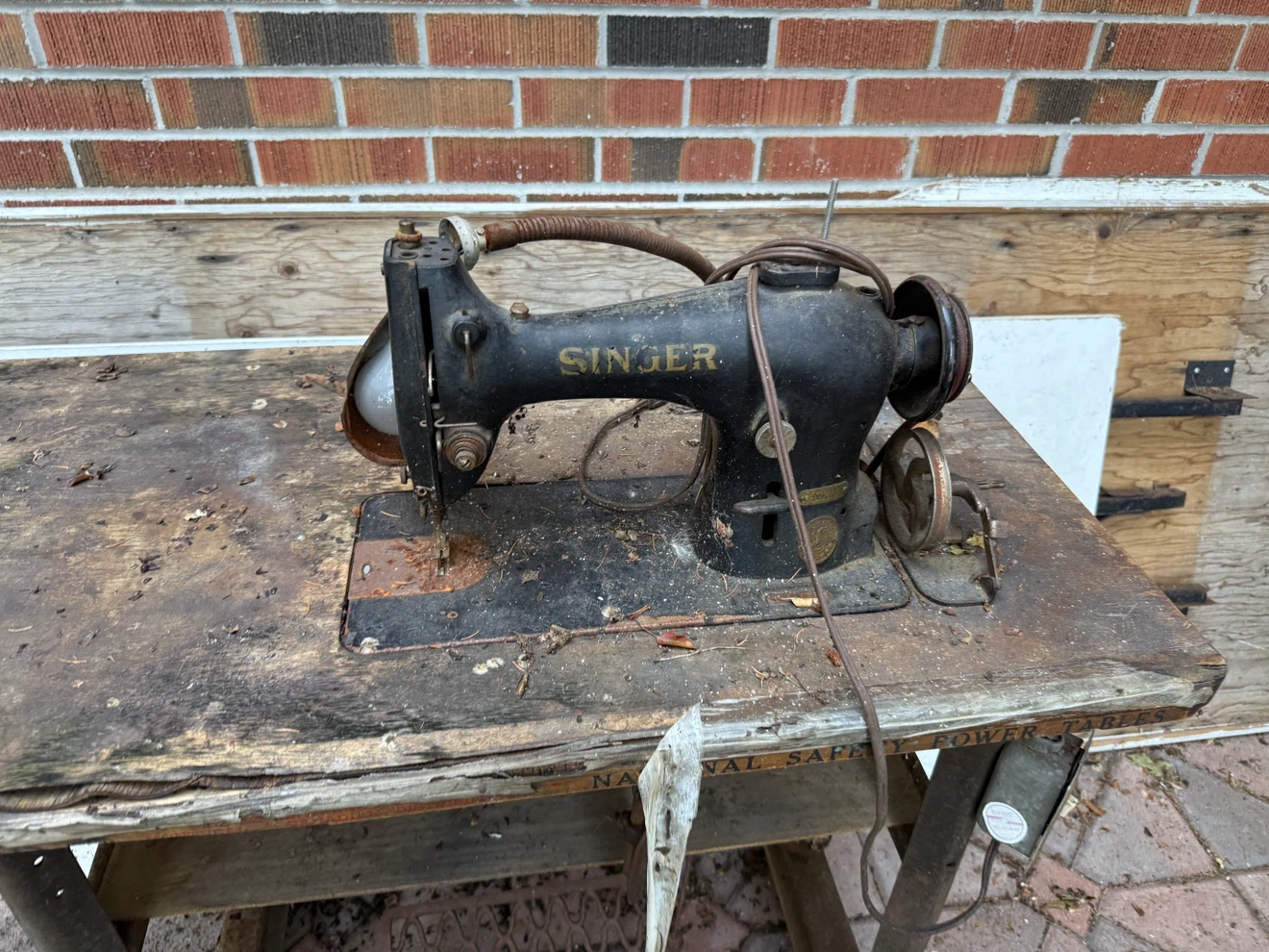 Vintage Singer Sewing Machine on Table - photo 2
