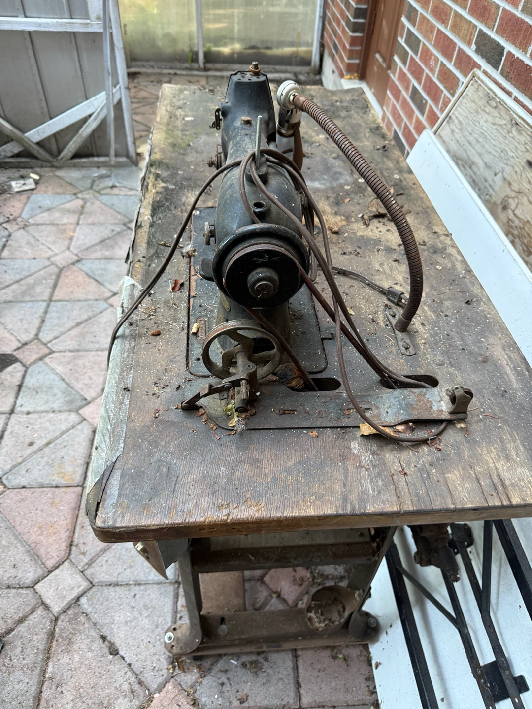 Vintage Singer Sewing Machine on Table - photo 4