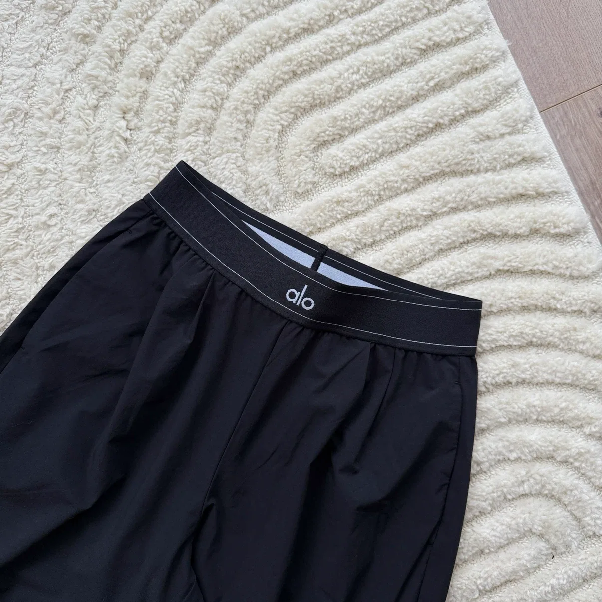 ALO Yoga Black Pants Size Small - photo 3