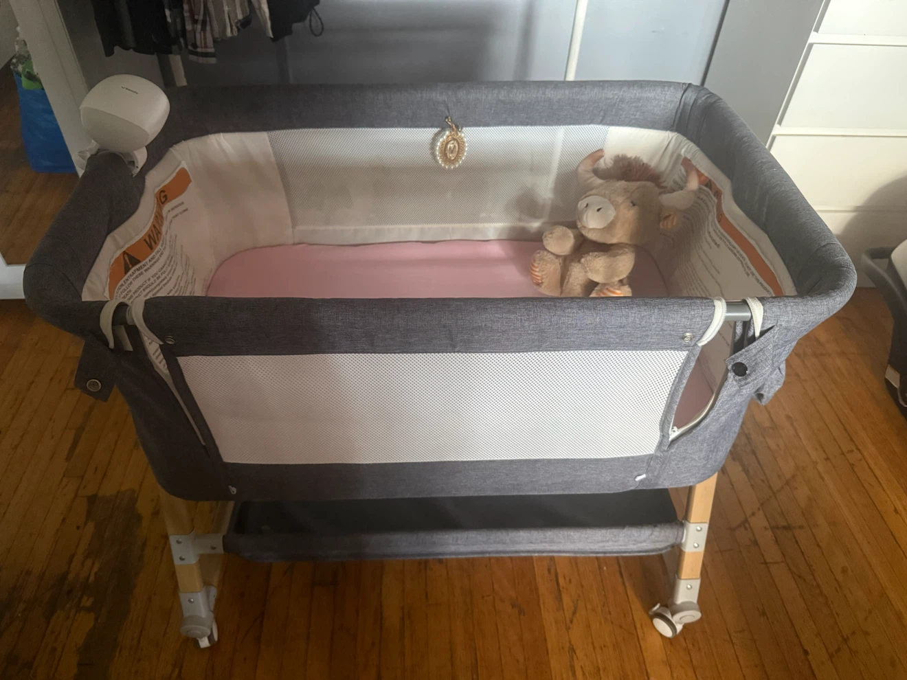 Grey Bassinet + Pink Mattress + Vibrator - photo 2