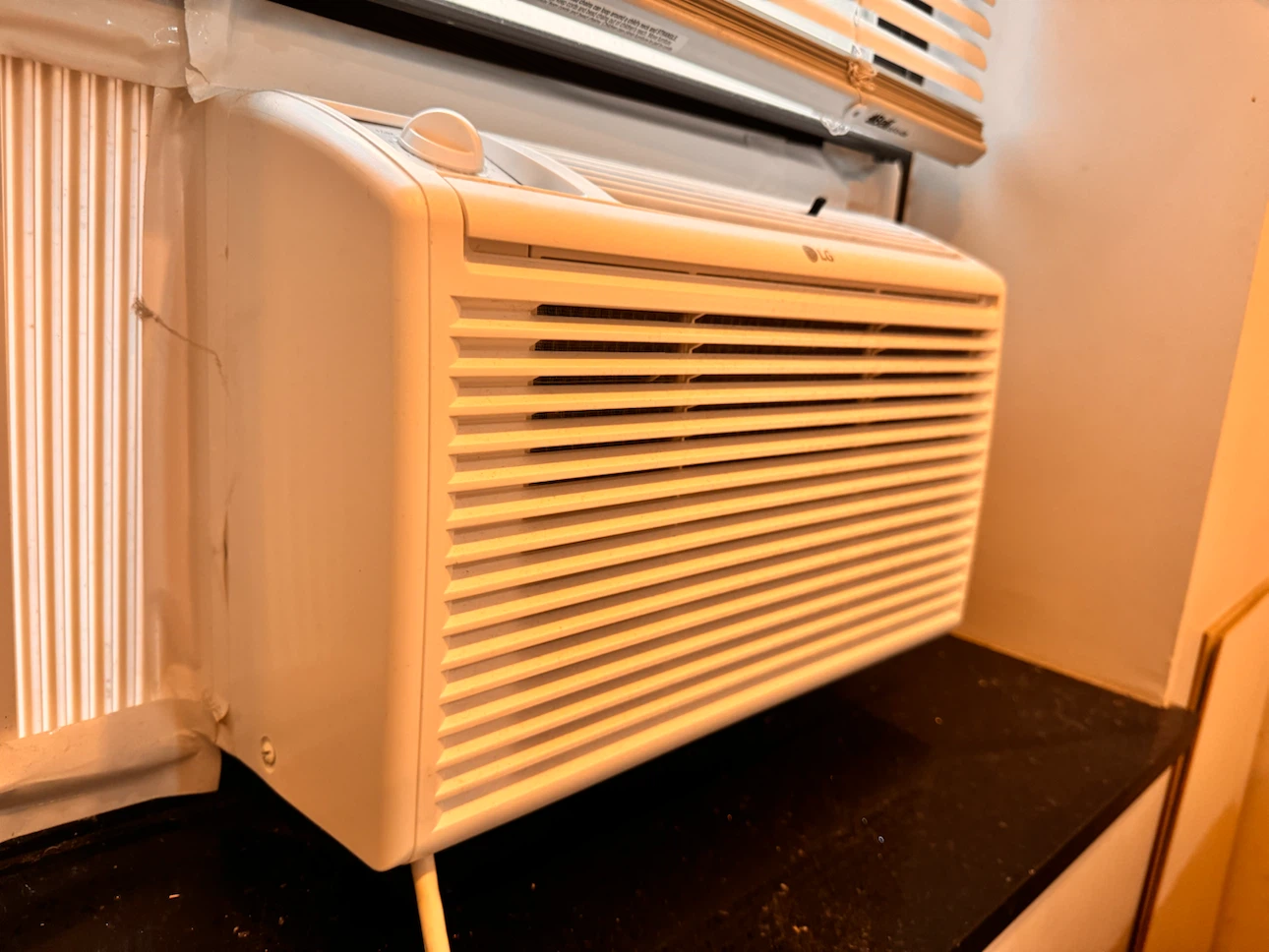 LG Window Air Conditioner - photo 3
