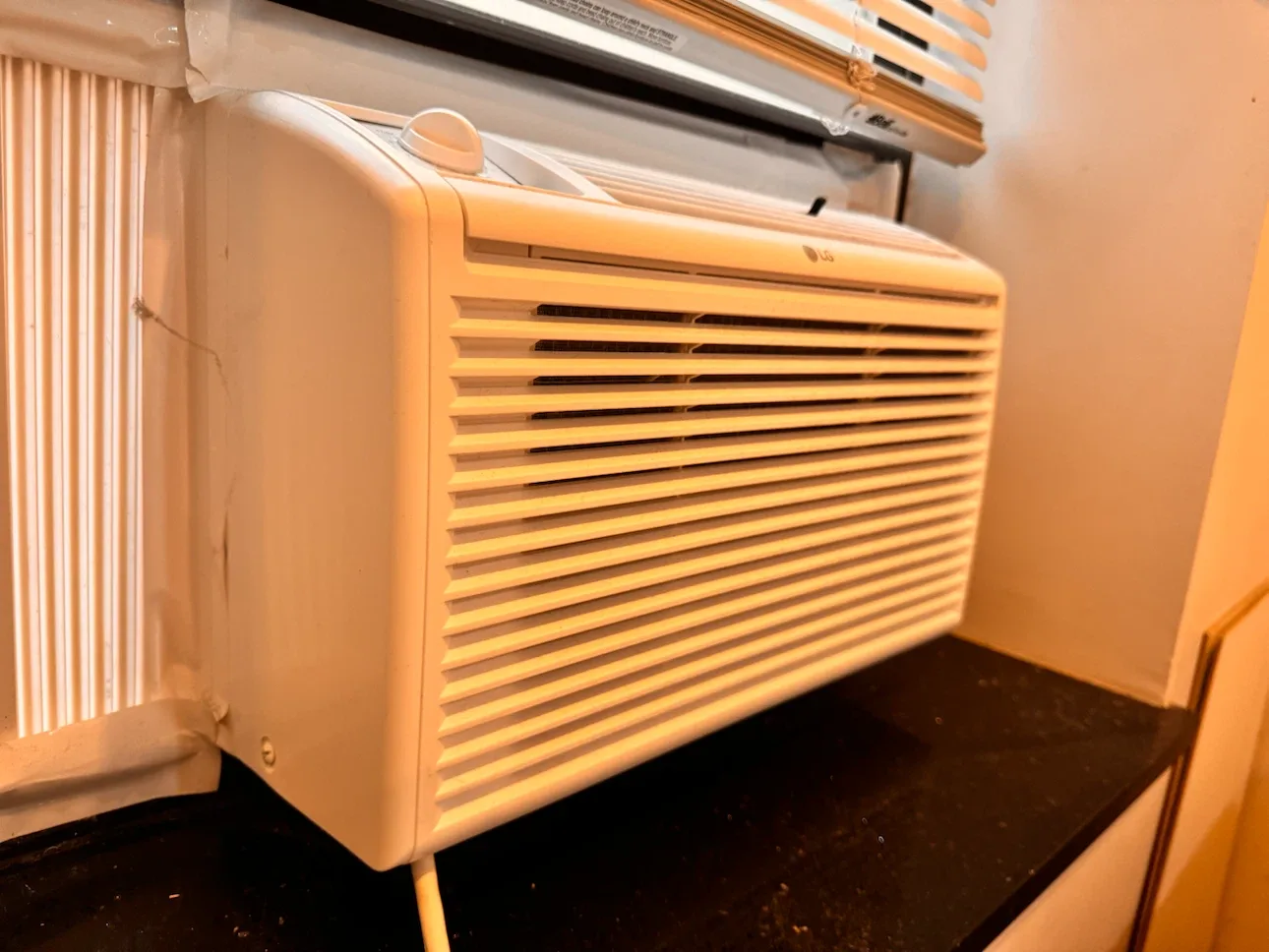 LG Window Air Conditioner - photo 3