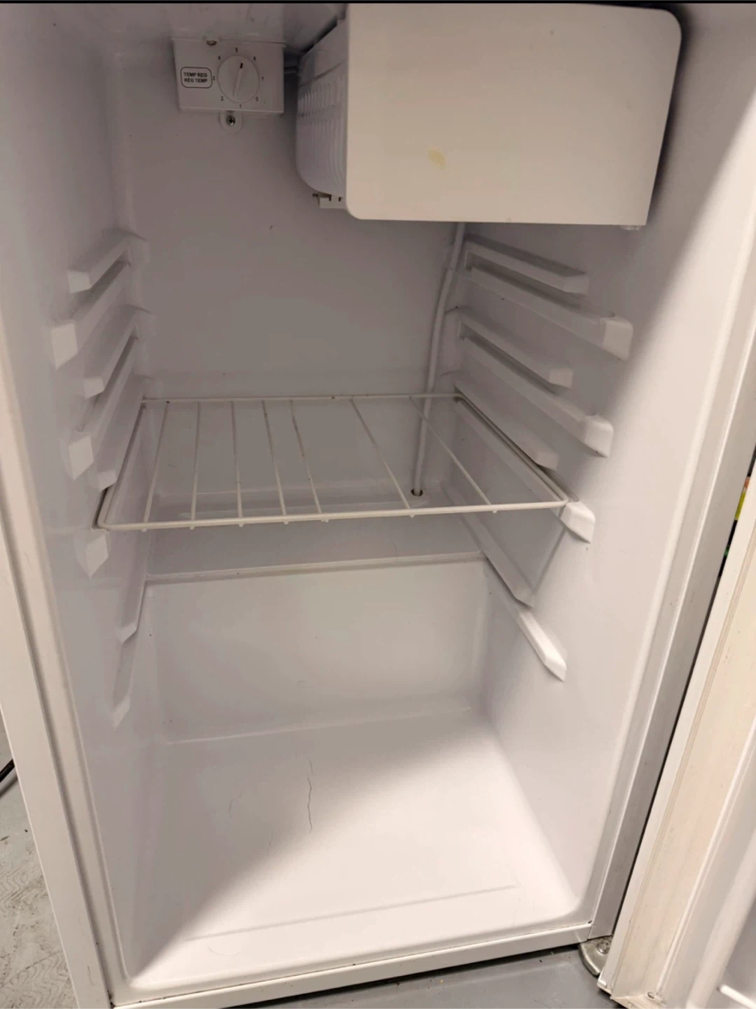White Chef Compact Refrigerator - photo 3