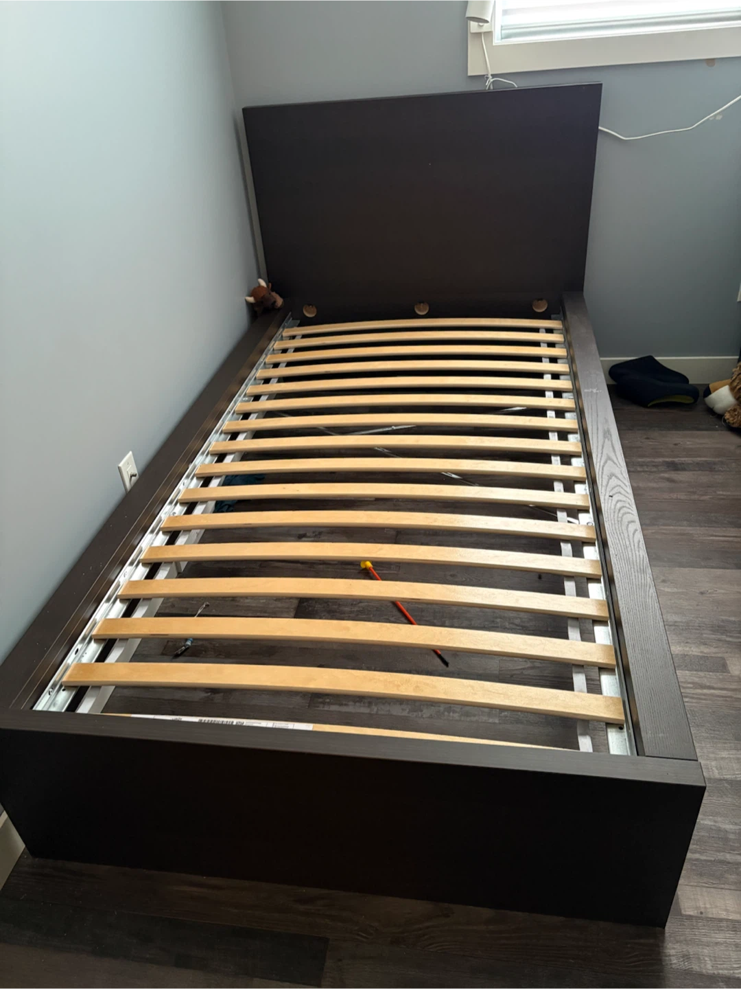 Twin size bed