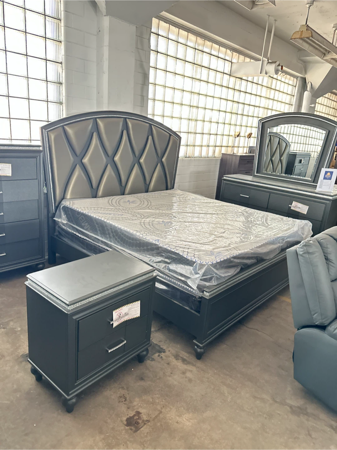 4 piece queen set bed frame mirror dresser nightstand