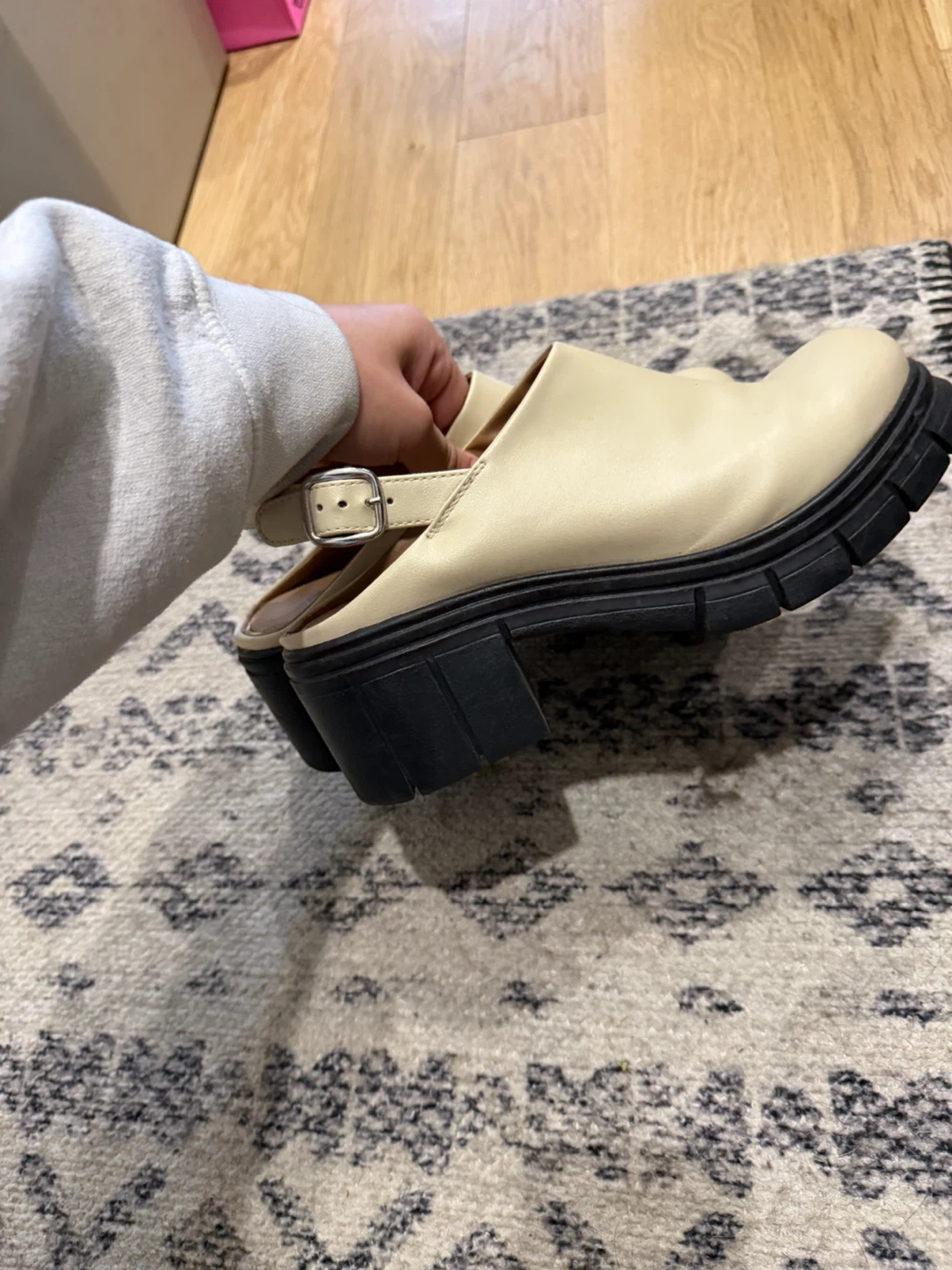BCBG Beige Clog Heel Shoes Size 39 - photo 2