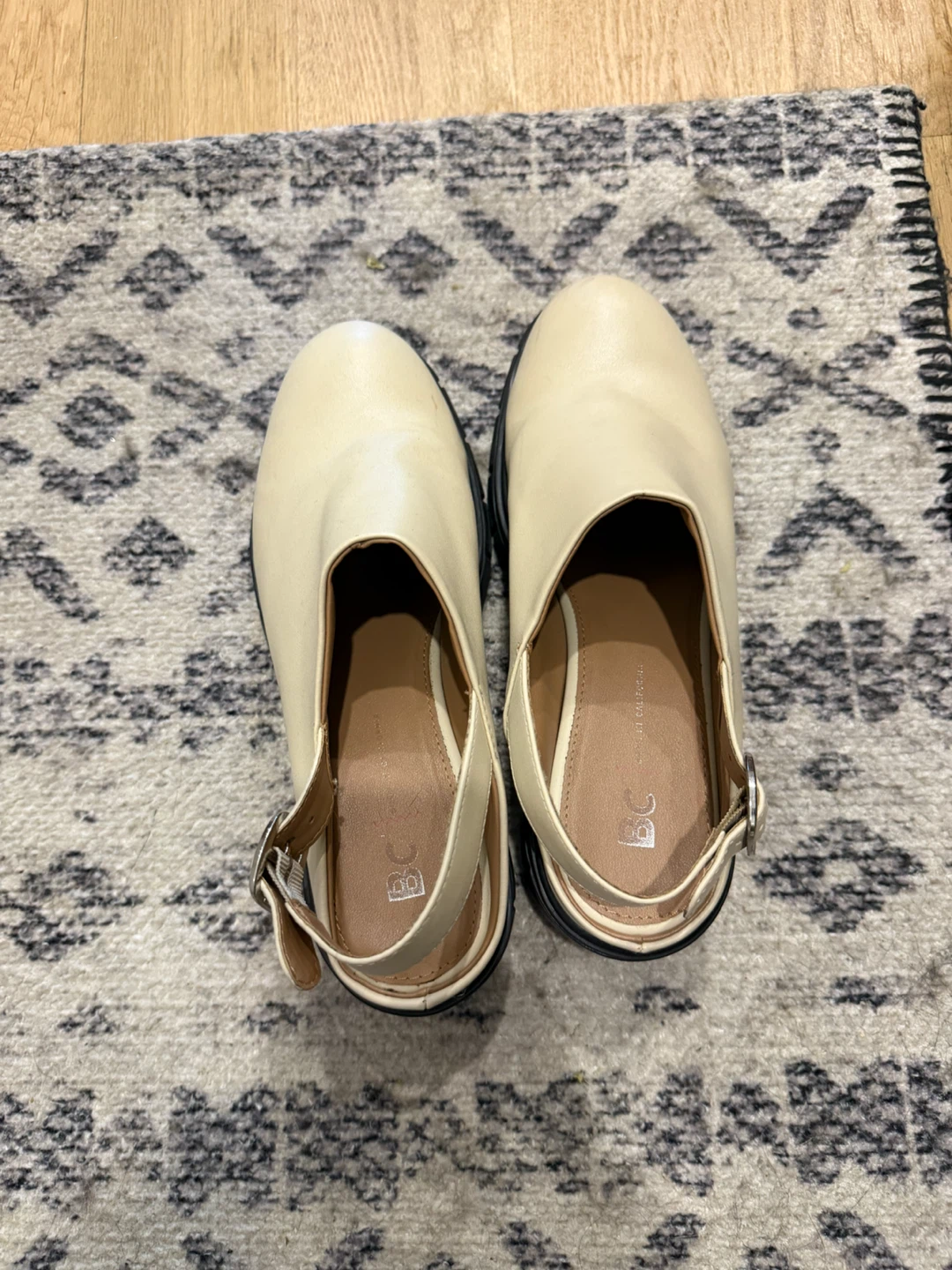 BCBG Beige Clog Heel Shoes Size 39 - photo 3