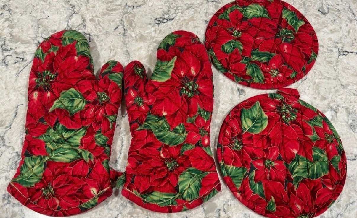 Floral Poinsettia Oven Mitts & Pot Holders Set