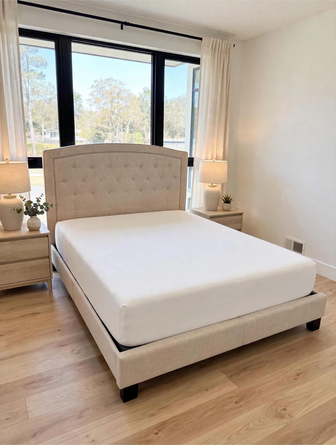 Elegant Queen Bed Frame & Mattress Set – Excellent Condition - photo 2