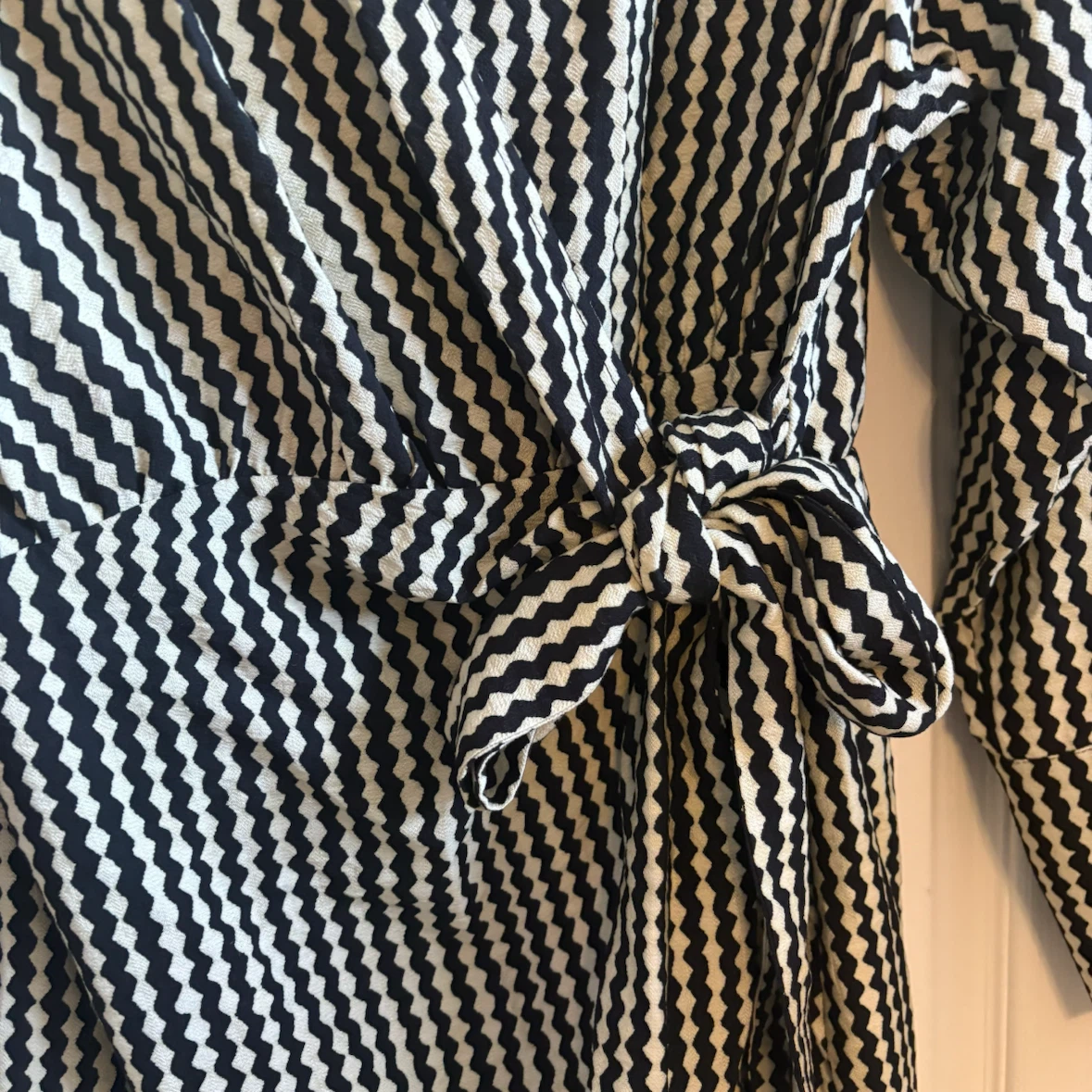 H&M Black & White Patterned Mini Dress - photo 2