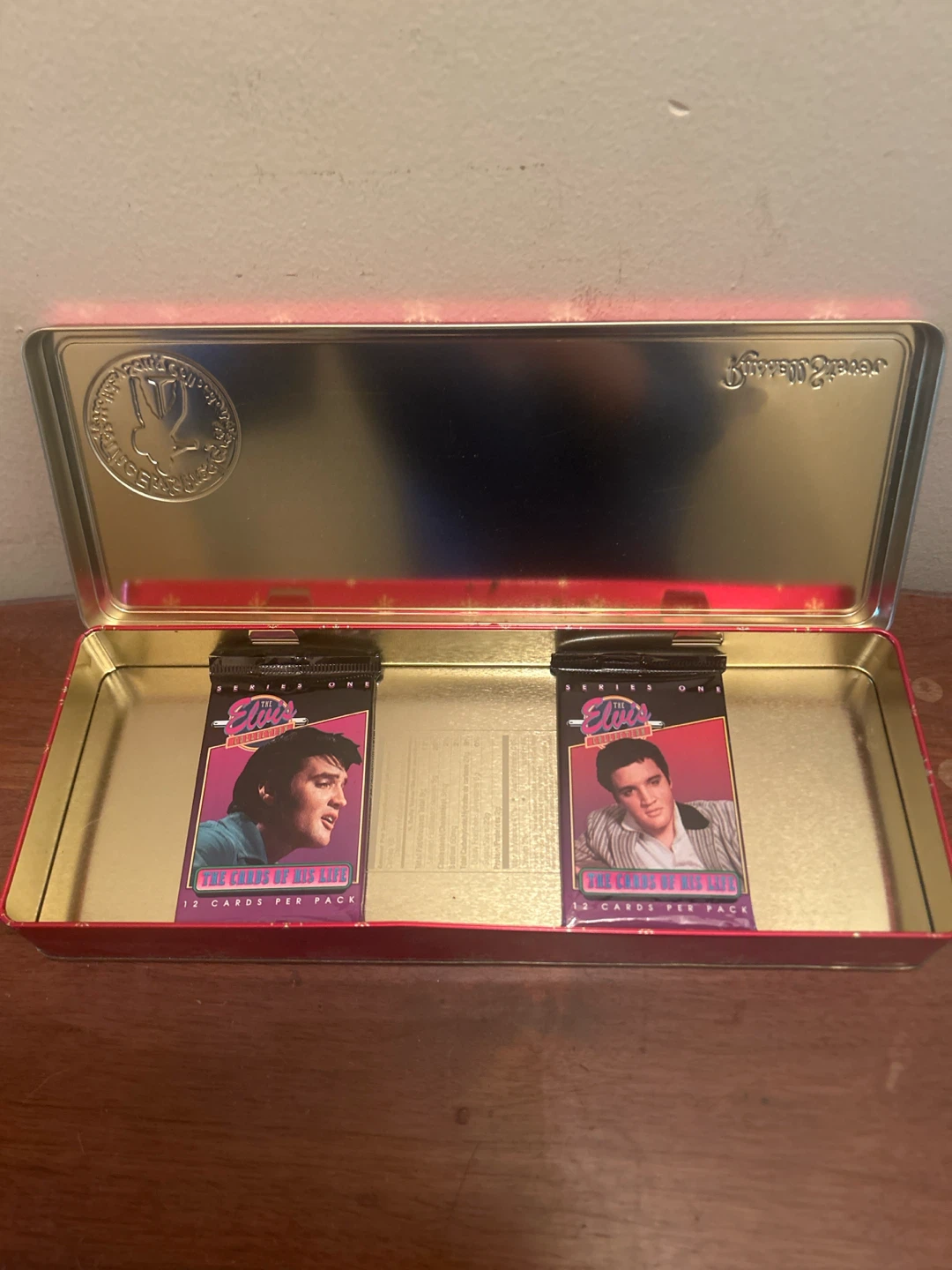 Elvis Presley Collectible Holiday Tin + 2 Sealed 1992 Card Packs - photo 2