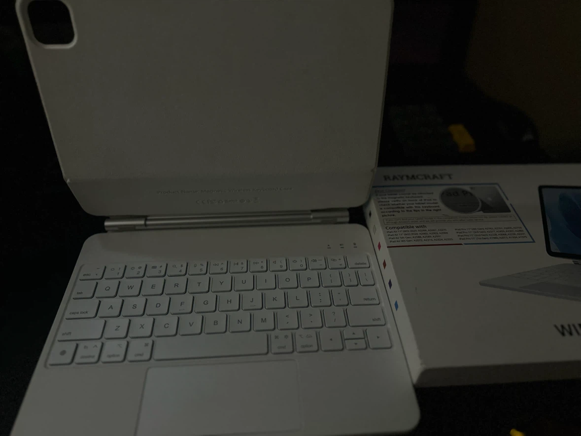 RAYMCRAFT Wireless Keyboard Case for iPad 11th/10th Gen - White - photo 5