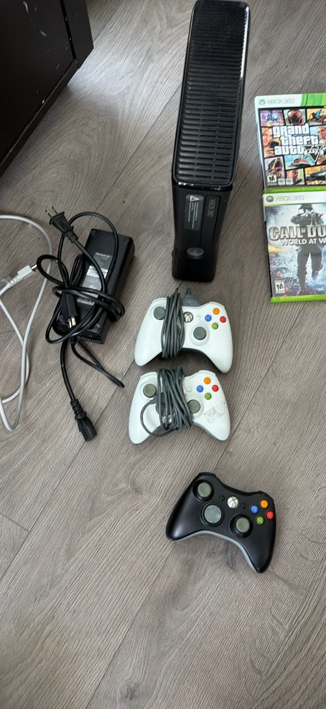 Xbox 360 Console with 3 Controllers and Games - photo 2