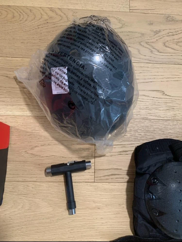 Skate Set – Skateboard, Helmet, Pads + Tool - photo 2