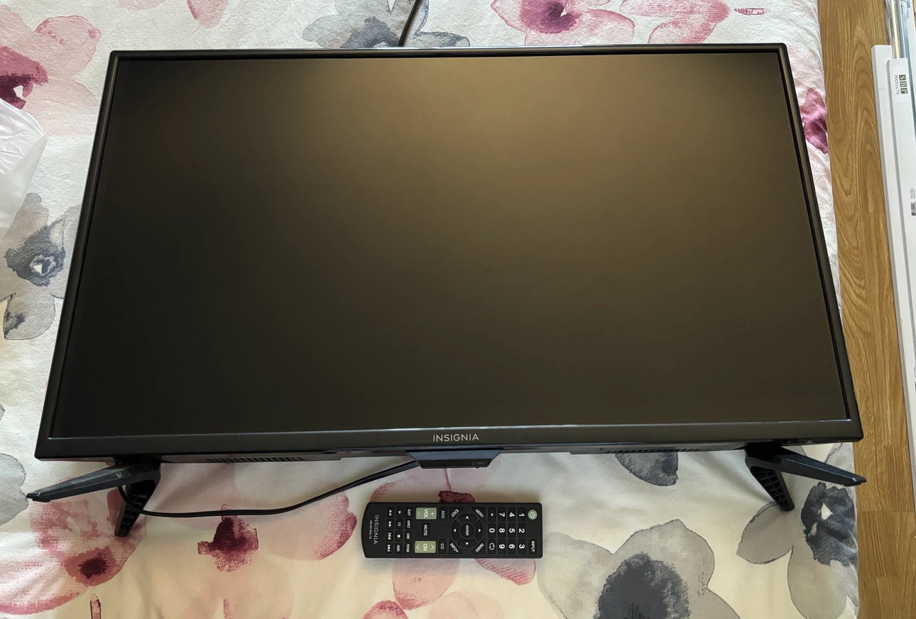Insignia 32" LED TV NS-32D220NA18