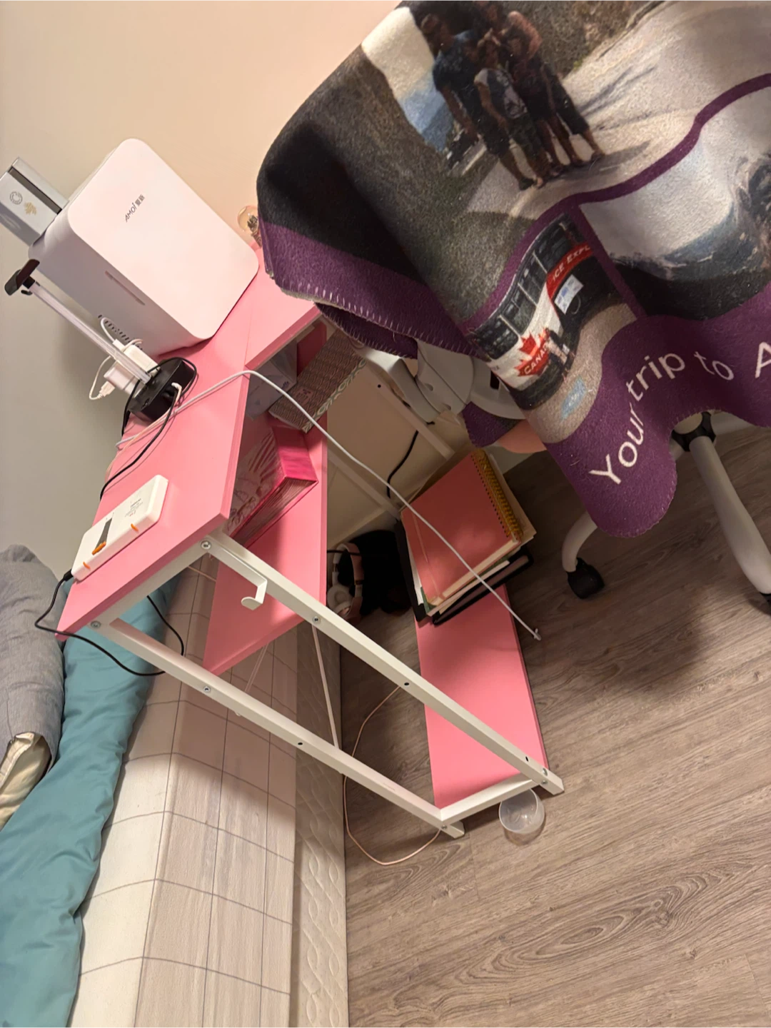 Pink Desk and Chair - photo 2