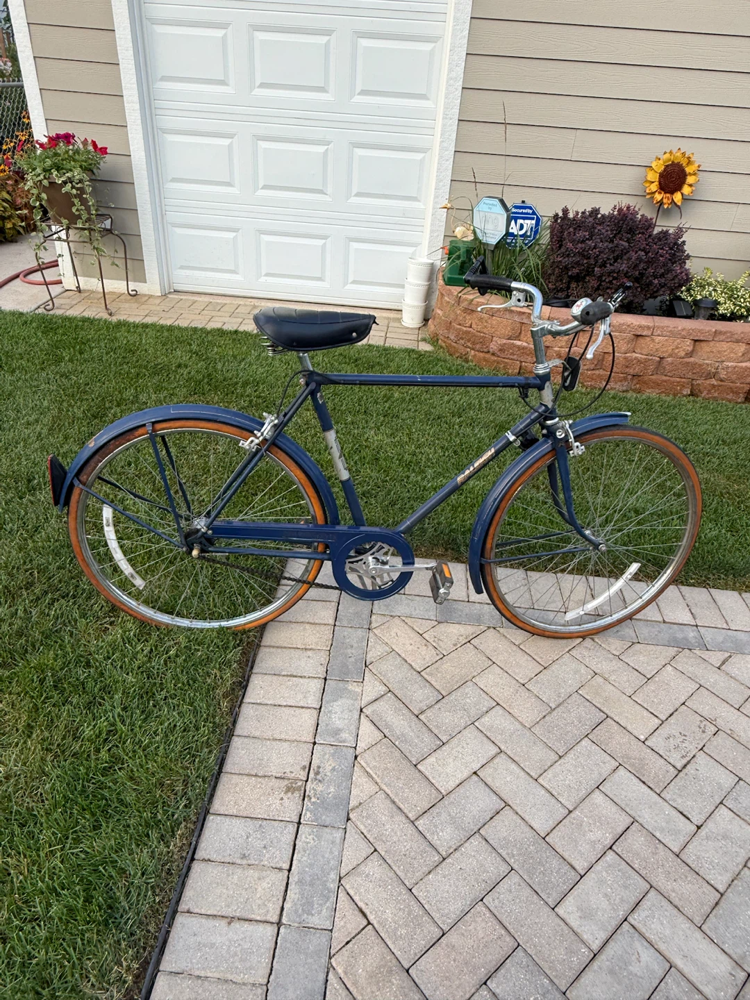 HIS AND HERS RALEIGH BIKES$120. 00 FOR BOTH OR BEST OFFER. - photo 3