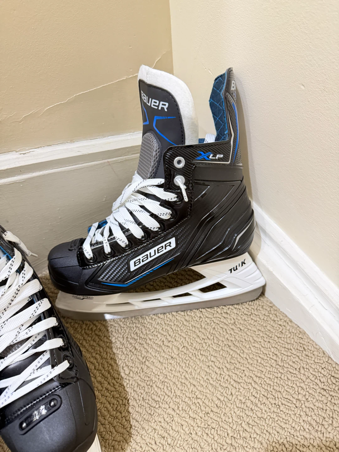 Bauer Hockey Skates with Epic Skates Bag Size 7 NEVER USED - photo 4