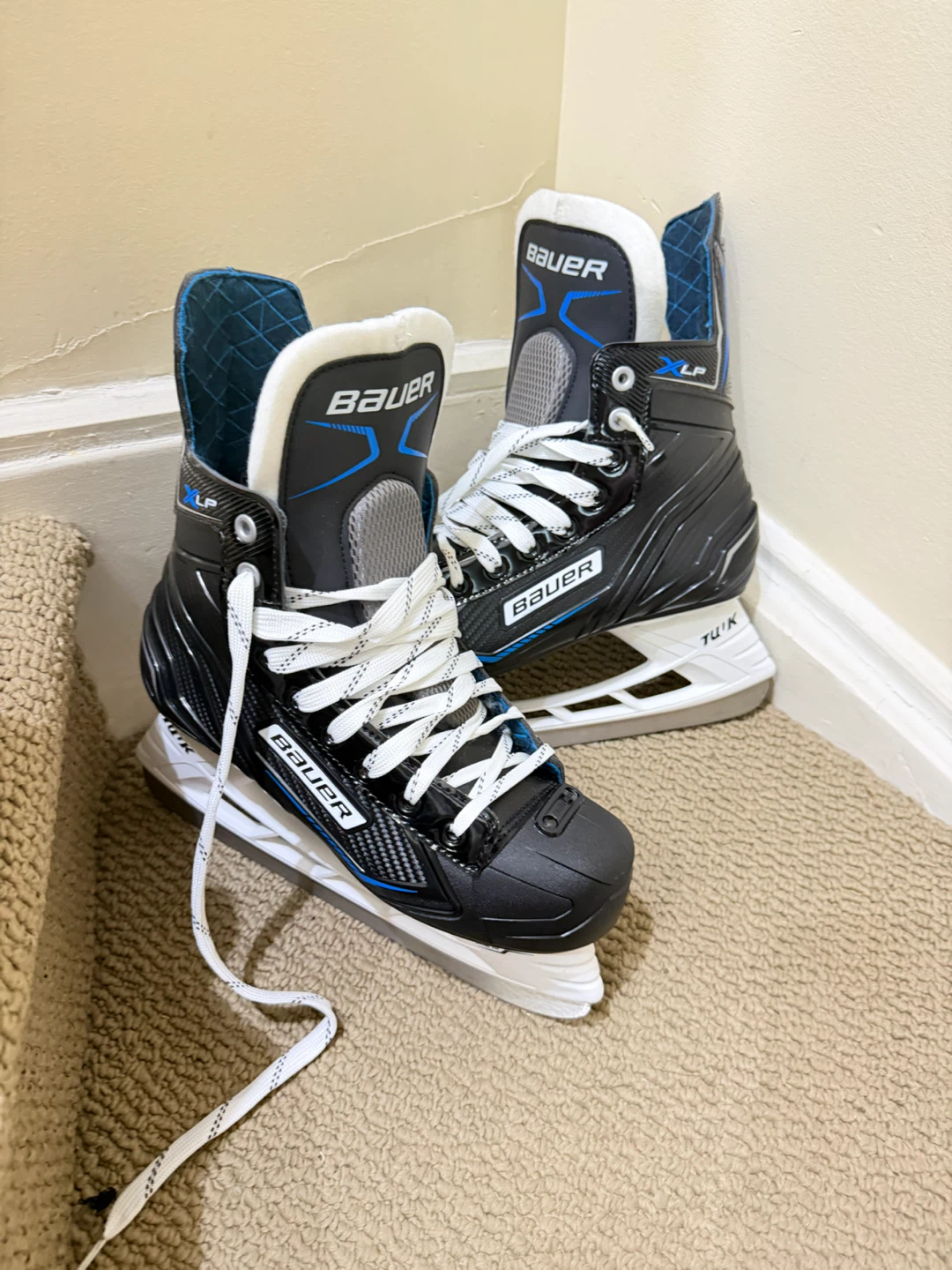 Bauer Hockey Skates with Epic Skates Bag Size 7 NEVER USED - photo 5