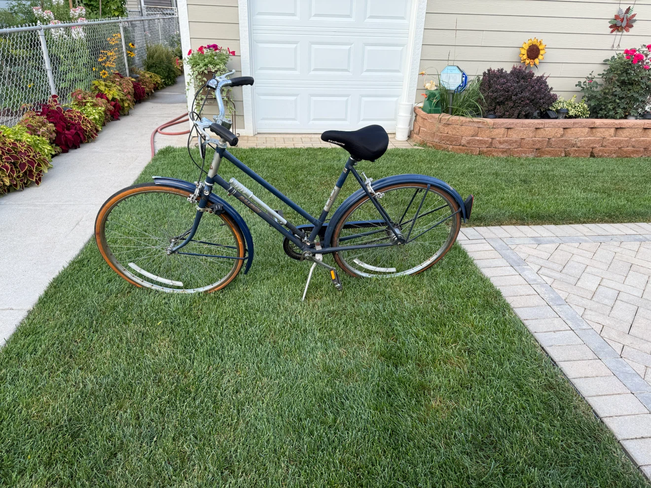Raleigh Blue Women's Cruiser Bicycle $60.00 or best offer - photo 3