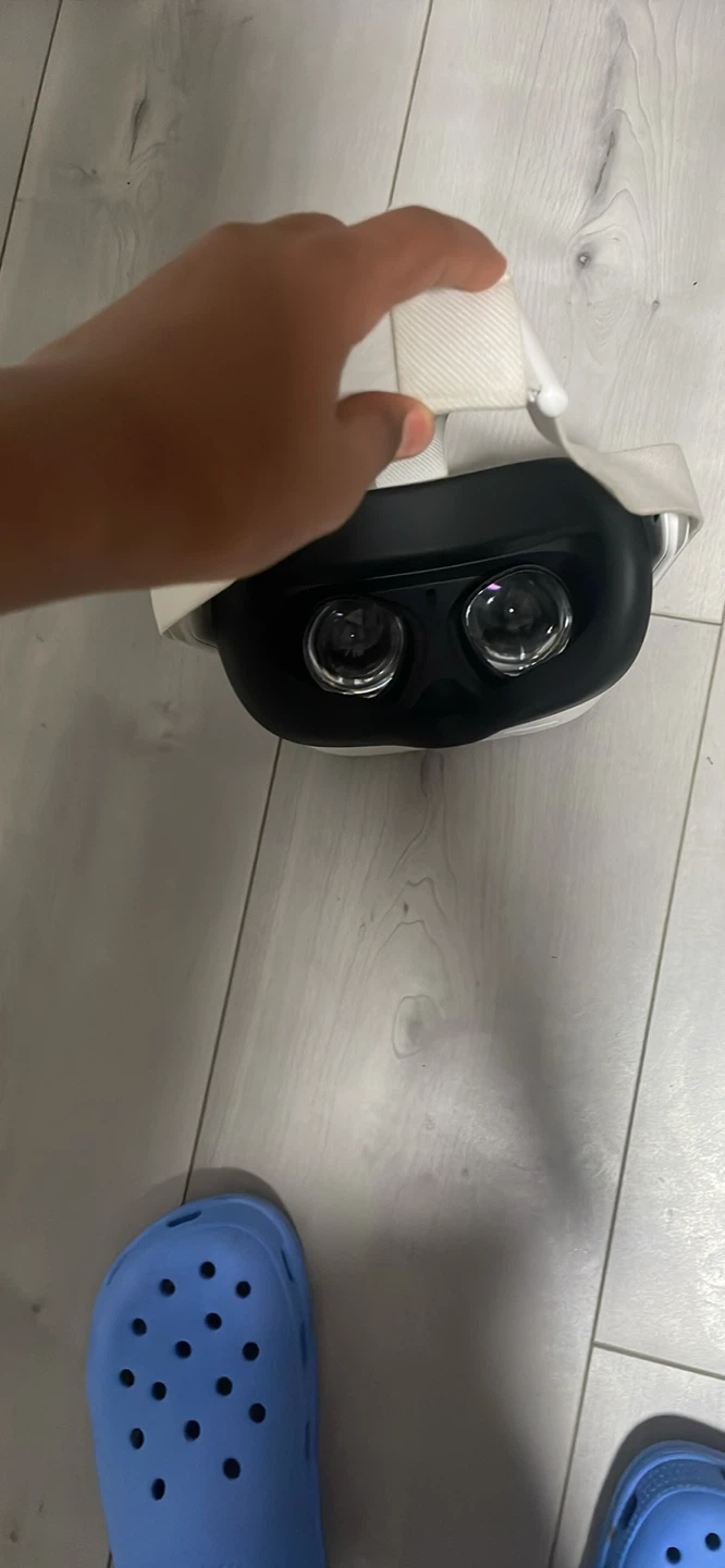 Meta Quest 2 VR Headset and Controllers - photo 2