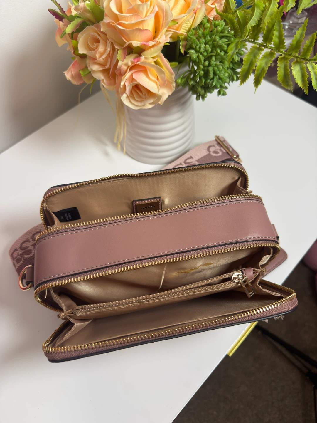 Authentic GUESS Crossbody Bag – Blush Pink – Like New - photo 4