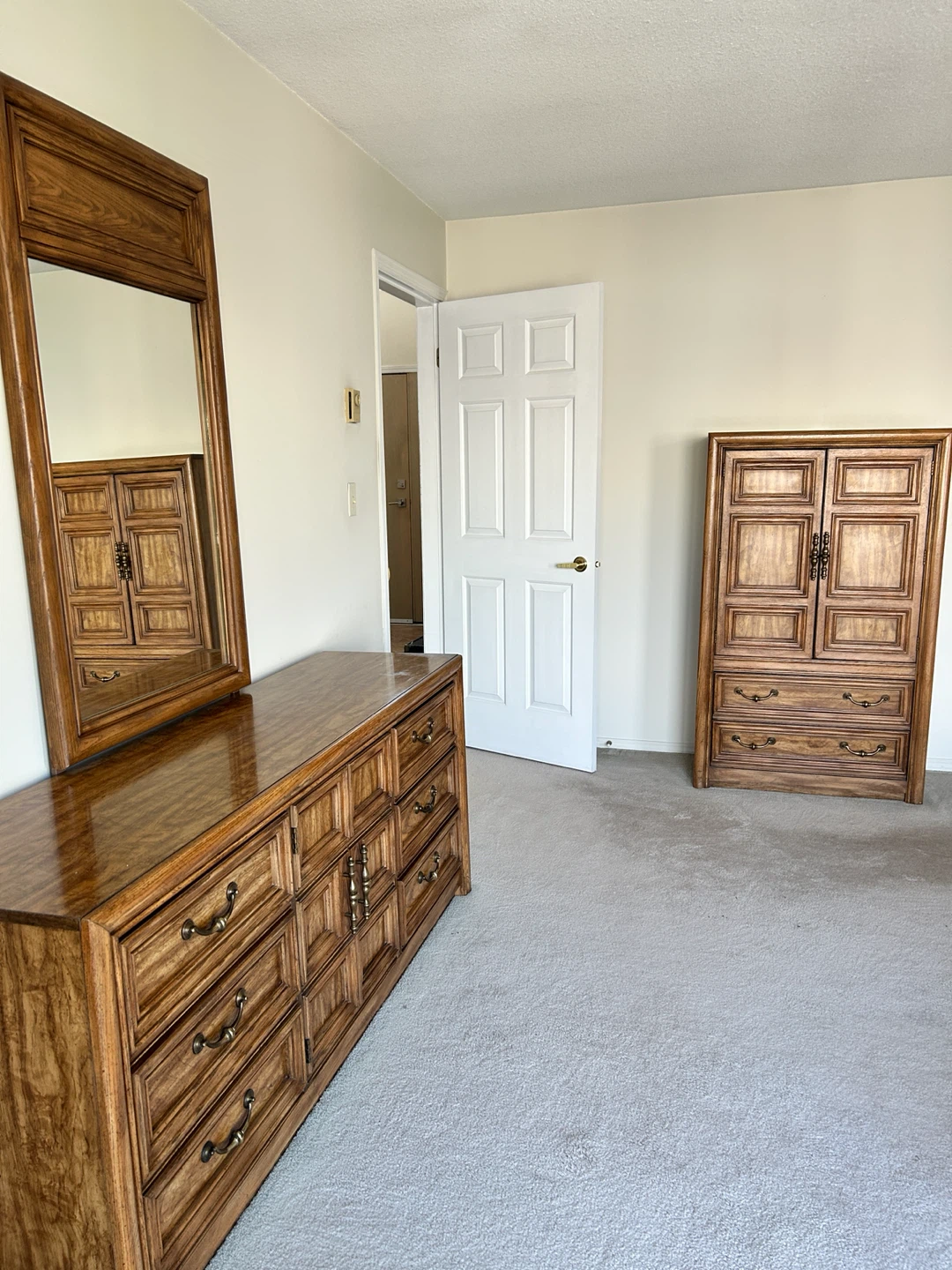 Estate sale: solid wood Armstrong bedroom suite - photo 2