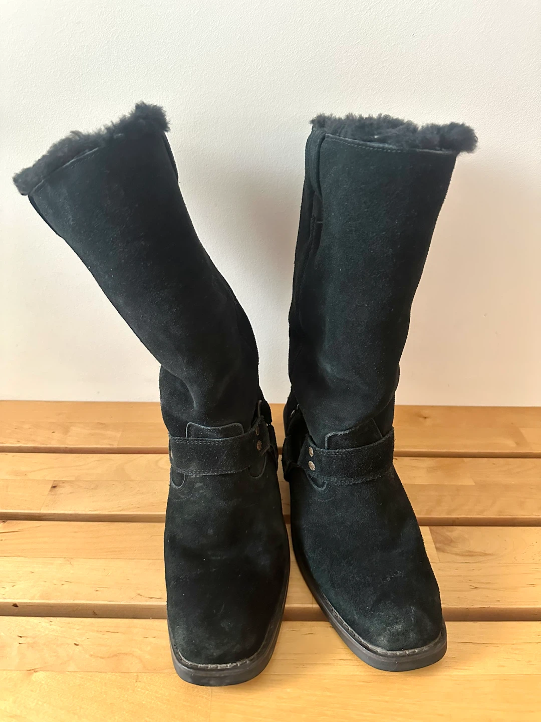 black wedge boots with buckle design - photo 4