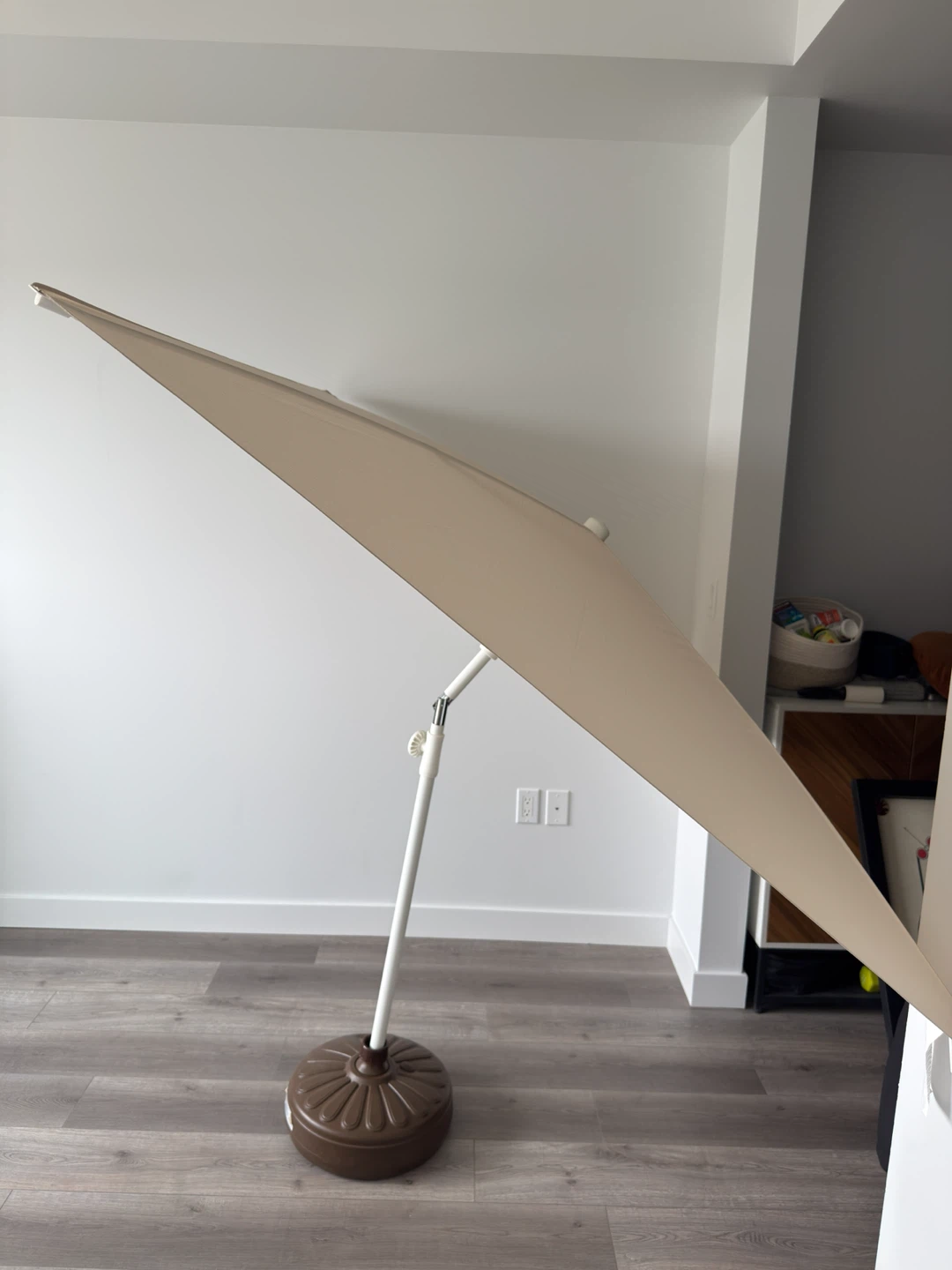 ✨Tilting Patio & Beach Umbrella with Base – Never Used! ⛱️🕶️ - photo 3