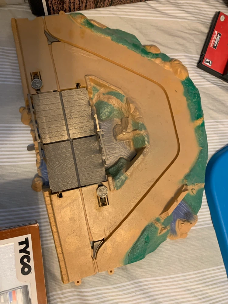 Tyco HO Scale Model Train Accessories Set - photo 2
