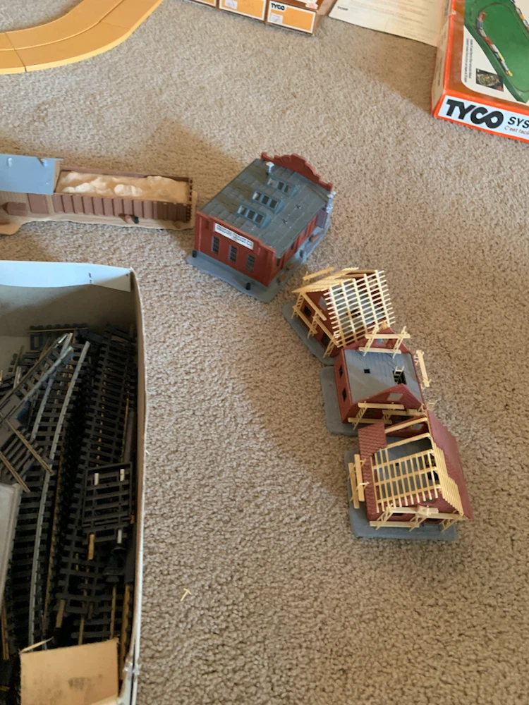 Tyco HO Scale Model Train Accessories Set - photo 5