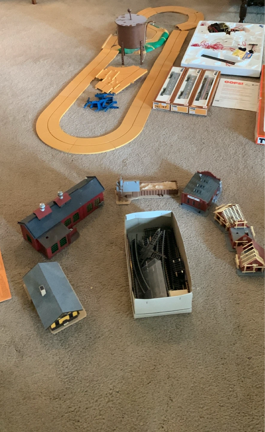Tyco HO Scale Model Train Accessories Set