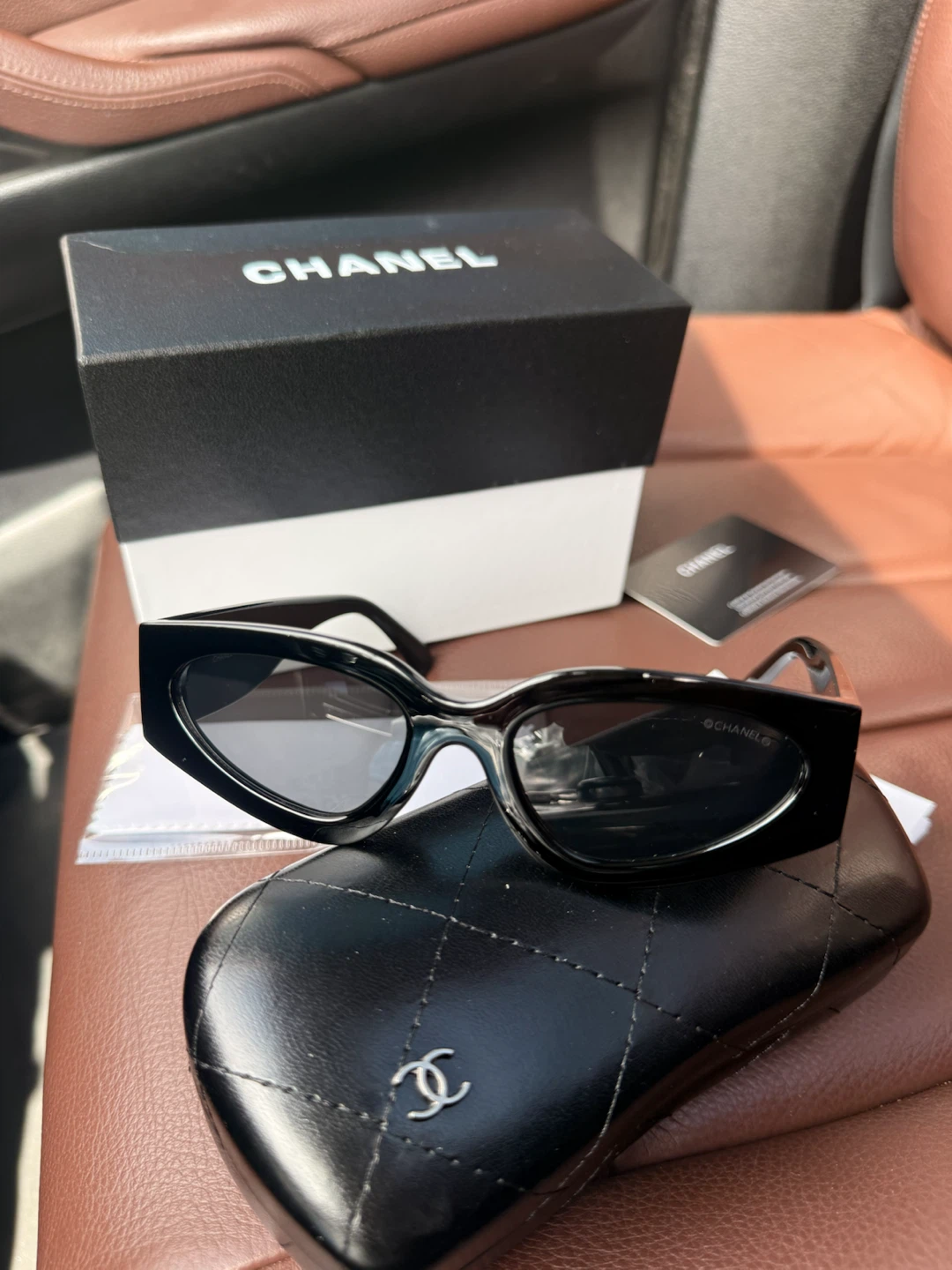 CHANEL Black Cat-Eye Sunglasses - photo 2