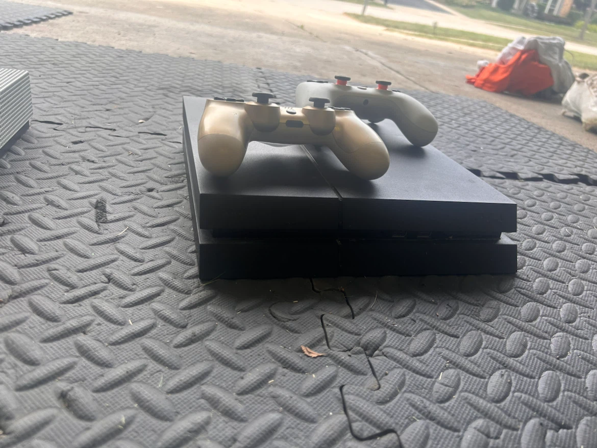 Playstation 4 Console with Controllers - photo 2