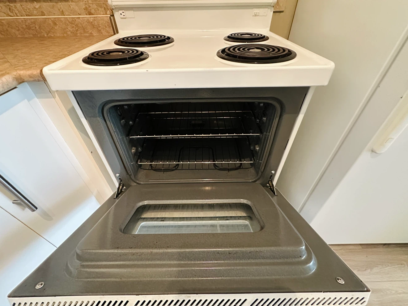 Cleaning Services (Dreamland Maids YYC) - photo 3