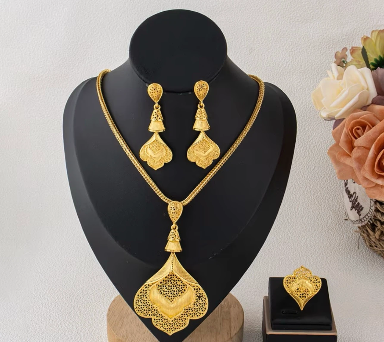 Gold coloured jewellery set with necklace, earrings, no ring