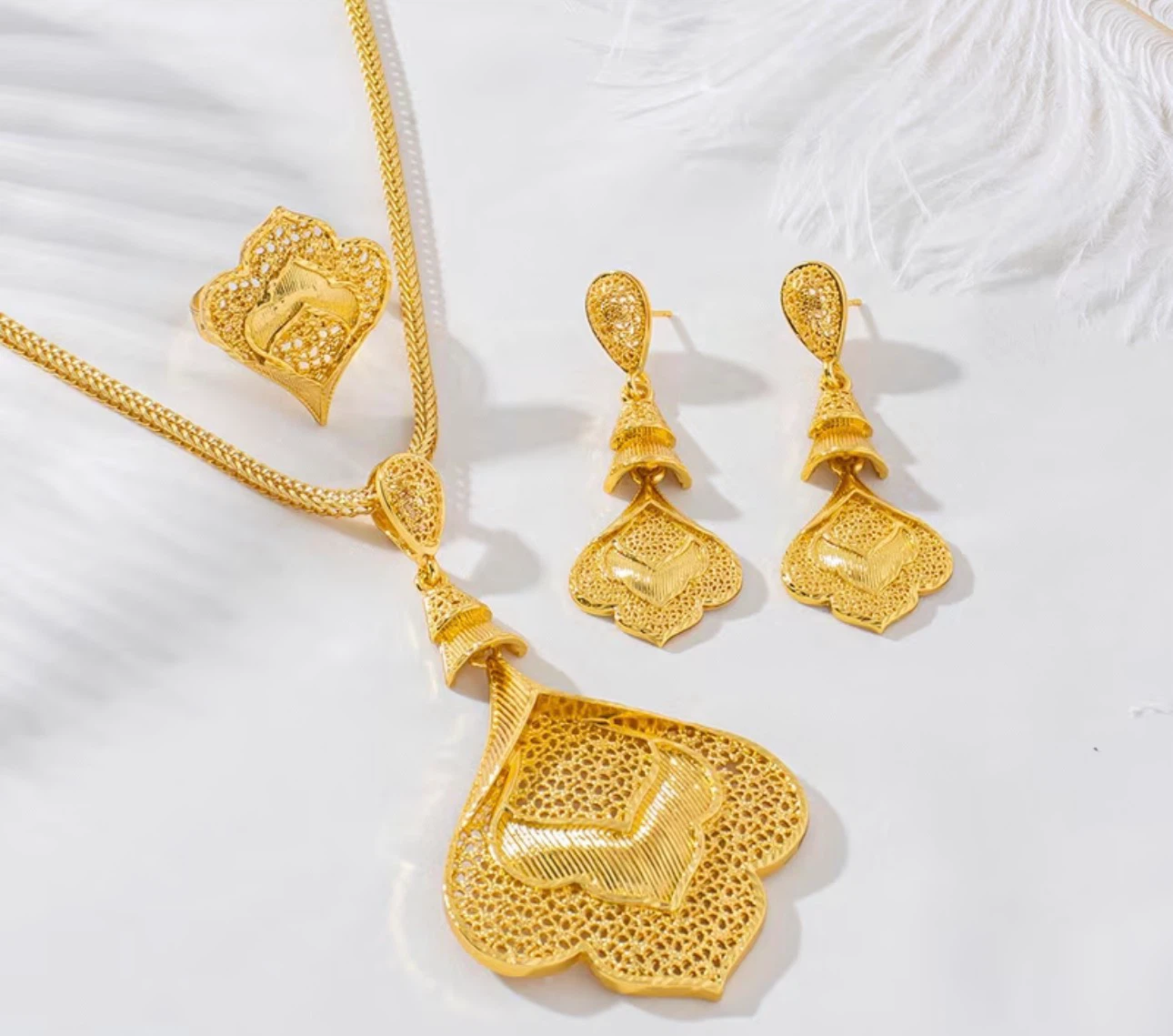 Gold coloured jewellery set with necklace, earrings, no ring - photo 2