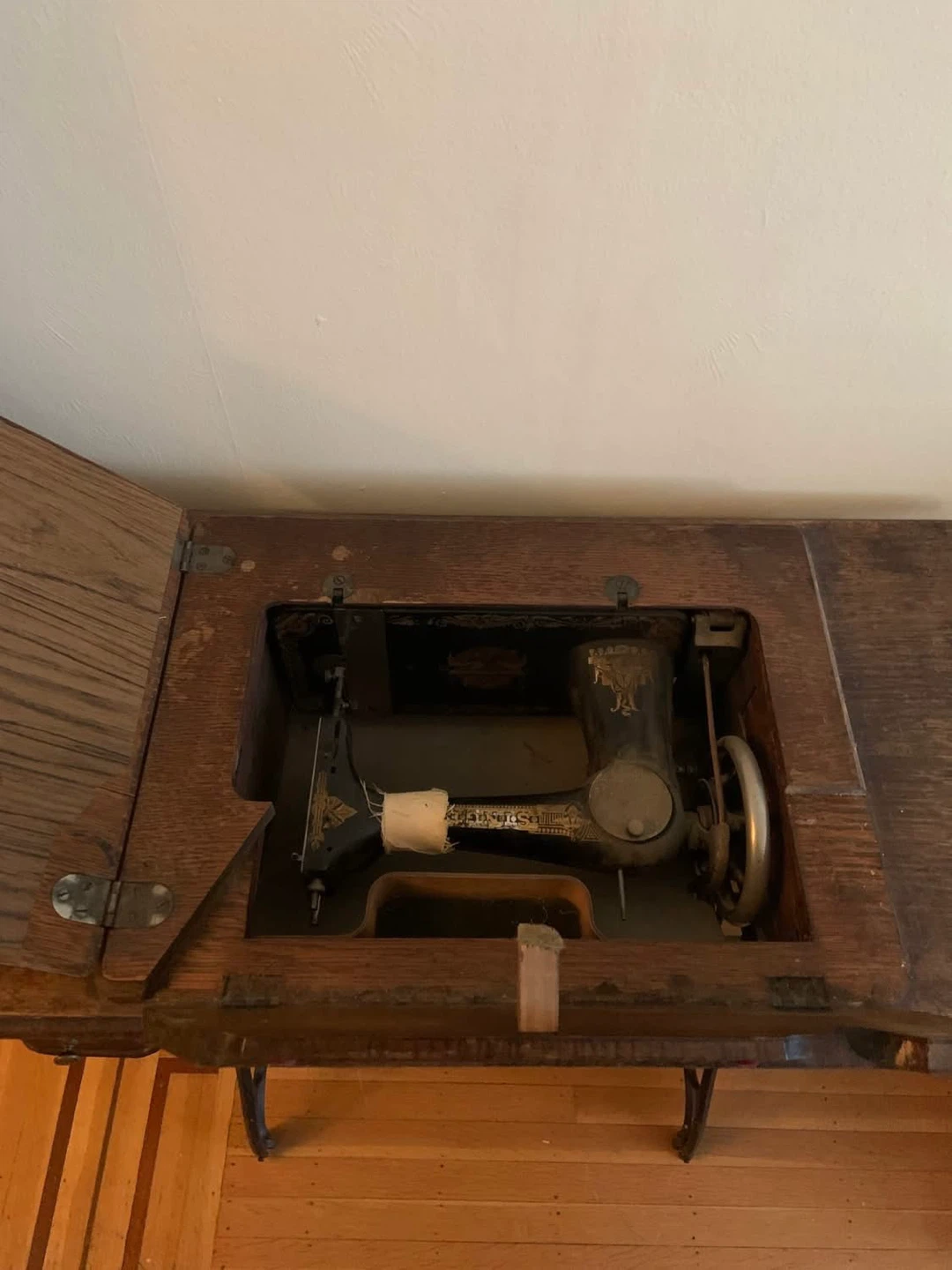 Vintage Singer Sewing Machine Table with Drawers - photo 2