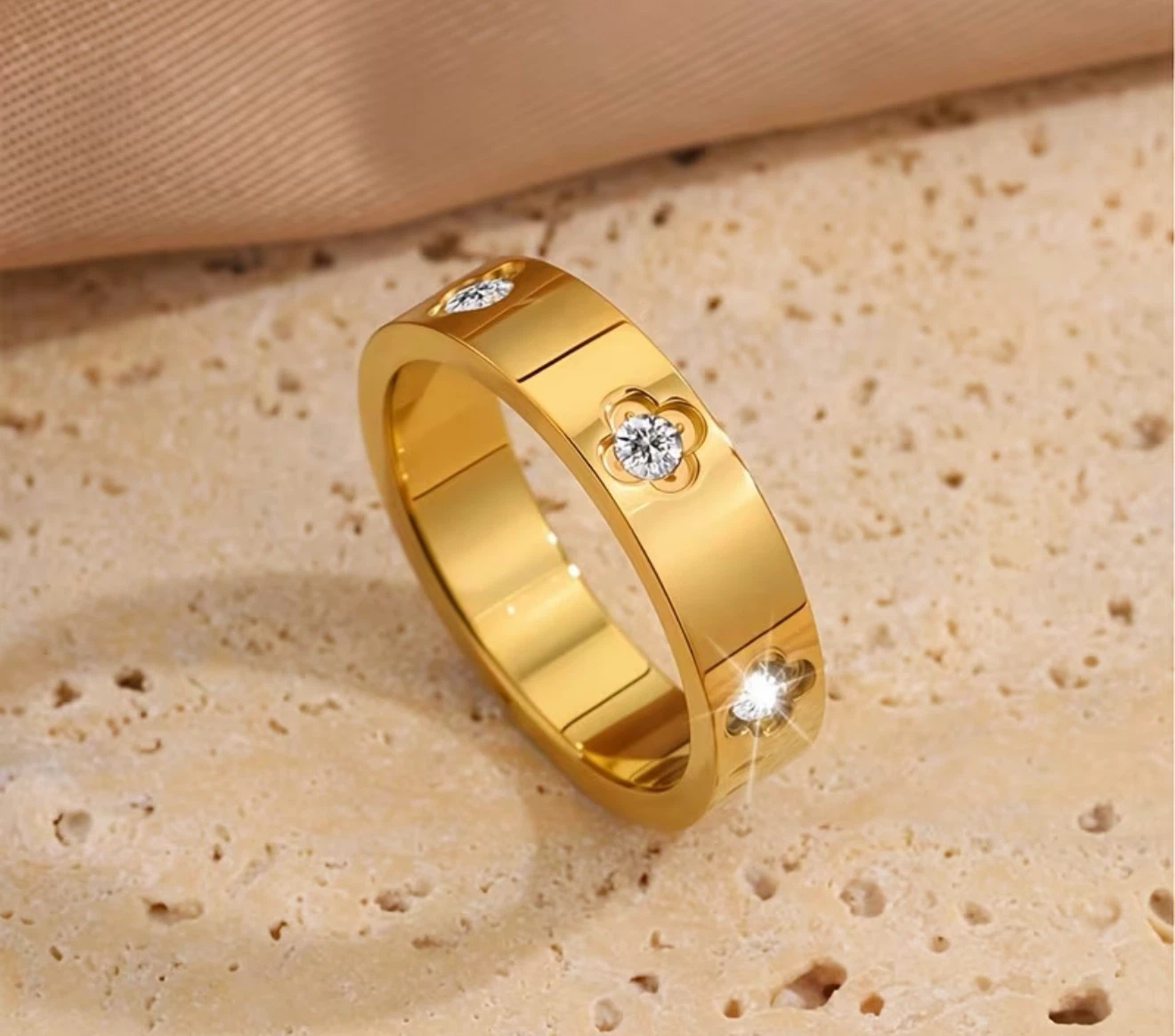 18k Gold Clover Ring with Crystals - photo 2