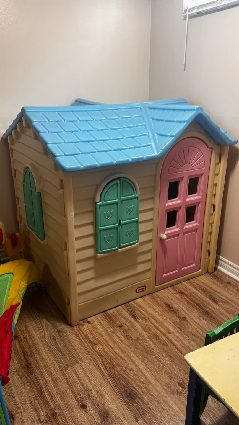 Little Tikes Playhouse with Pink Door and Blue Roof