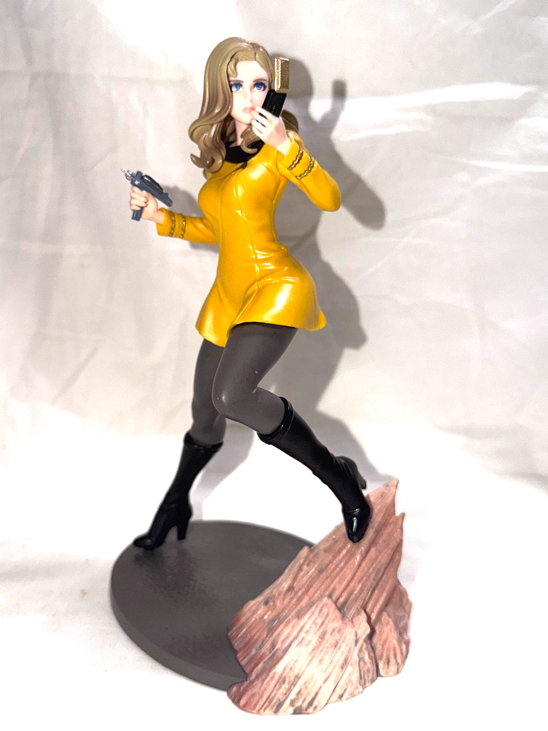 Female Star Trek Commander 7inch  Collectible Statue - photo 2