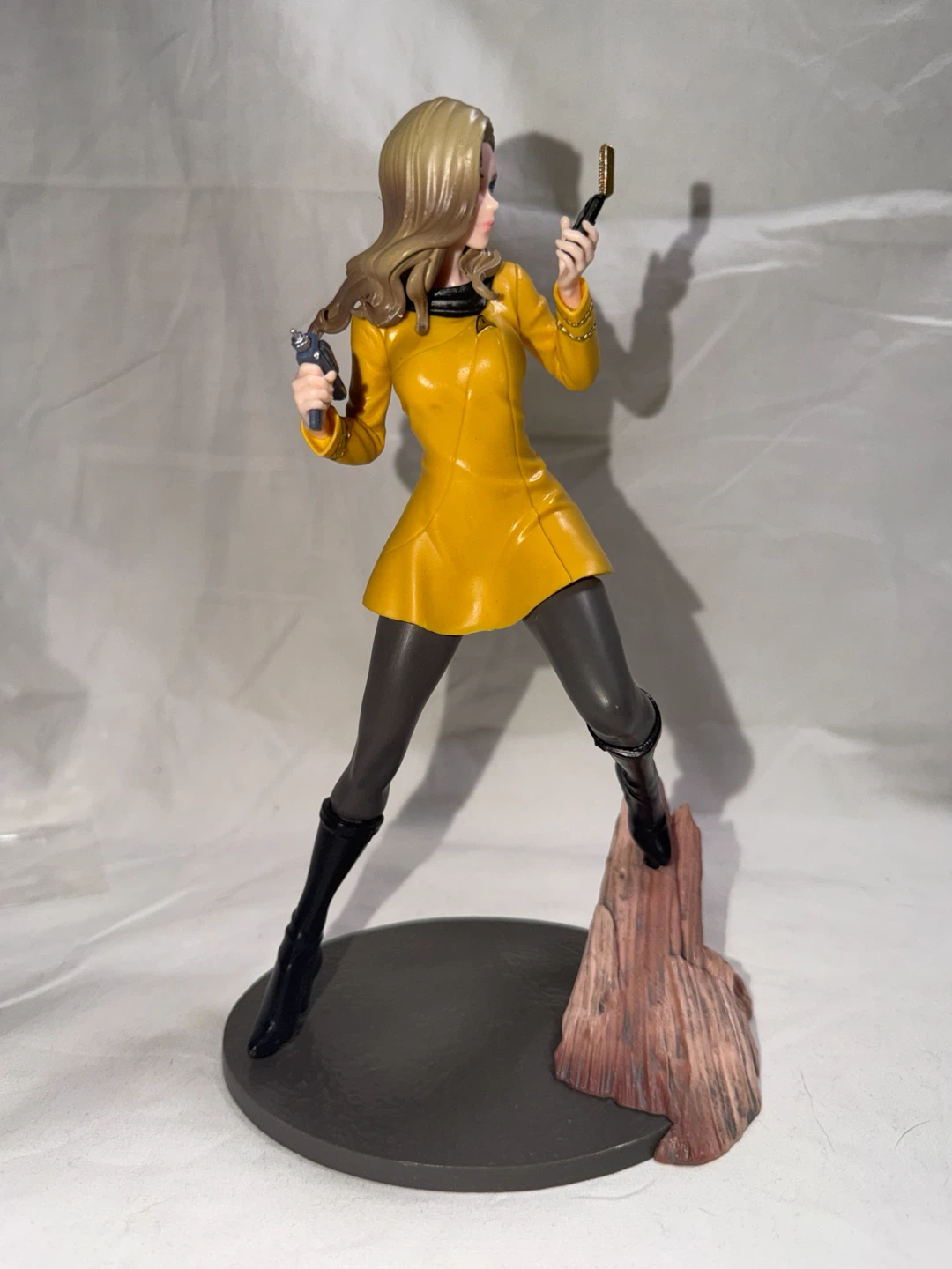 Female Star Trek Commander 7inch  Collectible Statue - photo 3