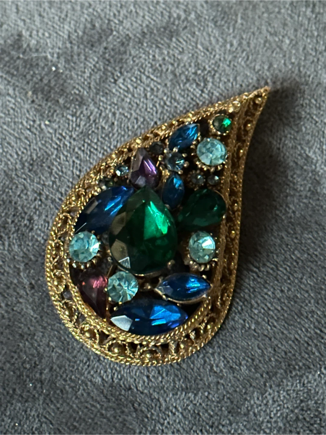 Vintage Unsigned Gold Tone Multi Crystal Paisley Pin - photo 2