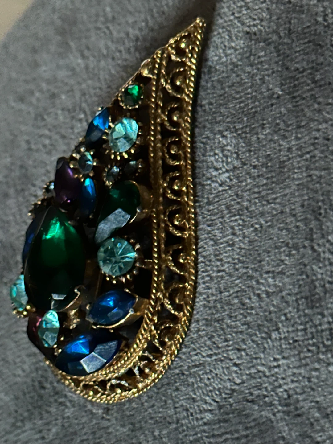 Vintage Unsigned Gold Tone Multi Crystal Paisley Pin - photo 3