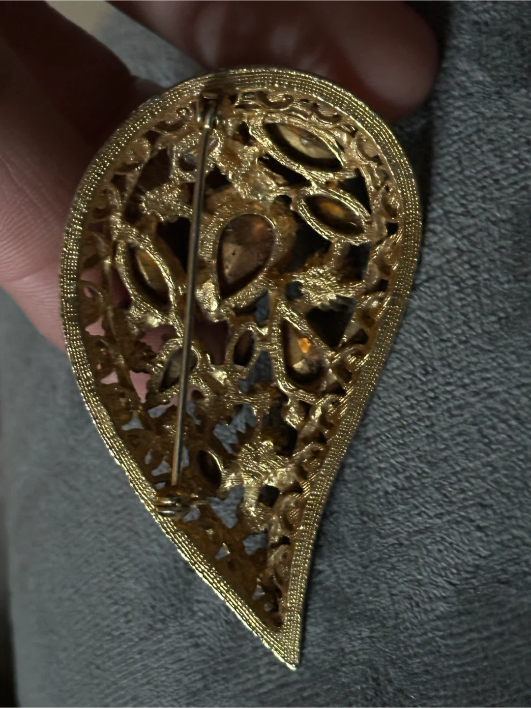 Vintage Unsigned Gold Tone Multi Crystal Paisley Pin - photo 4