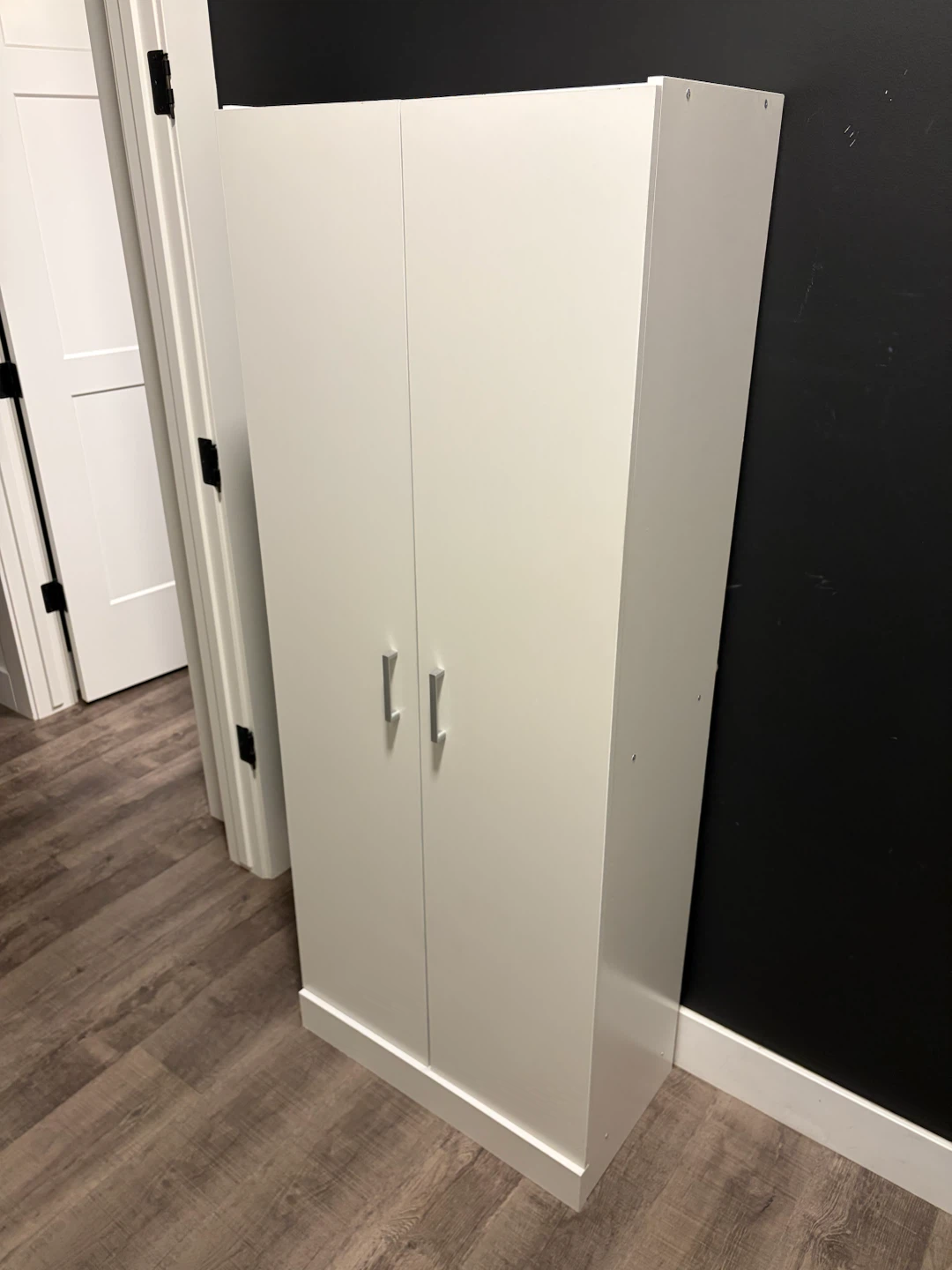 Storage cabinet with doors and shelf in white - photo 4